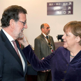 Merkel toca la cara de Rajoy en Bruselas. EFE/Horst Wagner