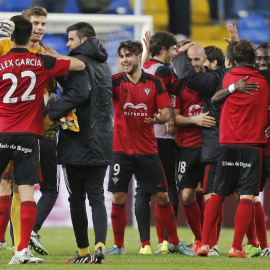 Los jugadores del Mirandés celebran el pase a octavos de final de la Copa del Rey al eliminar al Málaga CF. /EFE