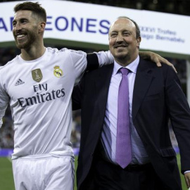 El capitán del club madridista, Sergio Ramos, junto con el técnico del equipo, Rafael Benítez