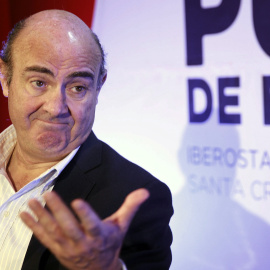 El ministro de Economía, Luis de Guindos, en un desayuno informativo organizado por la editora del Diario de Avisos de Canarias, en Santa Cruz de Tenerife. EFE/Cristobal García