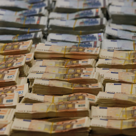 Billetes de 50 y de 20 euros, incautados en una operación antidroga. EFE/Zipi