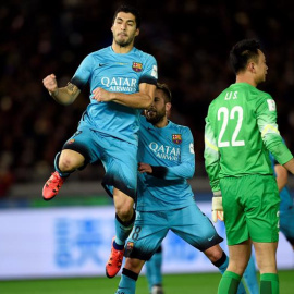 El delantero uruguayo del FC Barcelona Luis Suárez celebra su tercer gol ante el Guangzhou Evergrande. /EFE