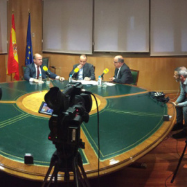 Un  momento de la entrevista del ministro de Economía en funciones, Luis de Guindos, para la cadena Ser.