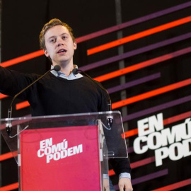El escritor y activista británico Owen Jones, durante su intervención en el acto final de campaña de En Comú Podem celebrado hoy en Barcelona. EFE/ Quique García