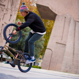 Viki Gómez realiza uno de sus trucos en la plaza de Colón. REPORTAJE FOTOGRÁFICO: CHRISTIAN GONZÁLEZ