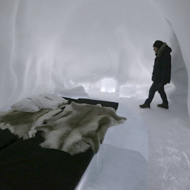 Un hombre visita una habitación del Hotel Helado de Jukkasjarvi, Suecia. REUTERS/Ints Kalnins