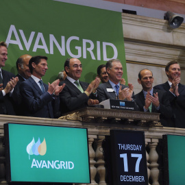 El presidente de Iberdrola y de Avangrid, Ignacio Sánchez Galan, con el  presidente ejecutivo de United Illuminating, James P. Torgerson, en el balncón de la bolsa de Nueva York (NYSE, según sus siglas en inglés), aplauden con el comienzo d