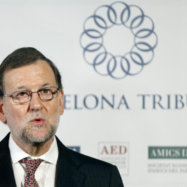 Rajoy, durante su intervención en la tribuna organizada en Barcelona por el diario 'La Vanguardia'. / ANDREU DALMAU (EFE)