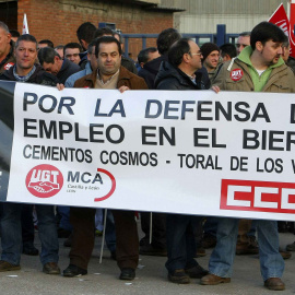 Trabajadores de la cementera Cosmo se movilizan por contra el ERE.- EFE
