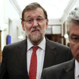 Rajoy recorre los pasillos del Parlamento de Madrid para acudir a una sesión de control del Gobierno.- REUTERS.