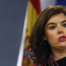 La vicepresidenta del Gobierno, Soraya Sáenz de Santamaría, durante la rueda de prensa tras el Consejo de Ministros./ EFE