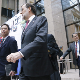 El presidente del Gobierno español, Mariano Rajoy, se dirge a la rueda de prensa que ofreció al término de la segunda jornada de la Cumbre de los Jefes de Estado y de Gobierno de la Unión Europea (UE), en Bruselas (Bélgica). EFE/Olivier Hos