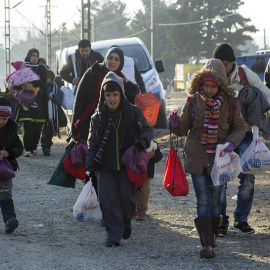 Un grupo de refugiados se dirige a cruzar la frontera entre Grecia y Macedonia. EFE