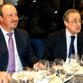 El presidente del Real Madrid, Florentino Pérez, y Rafa Benítez, entrenador blanco, compartieron mesa en la cena navideña del club. EFE/Sergio Barrenechea