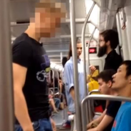 Imagen del vídeo de la agresión en el metro de Barcelona. YOUTUBE.