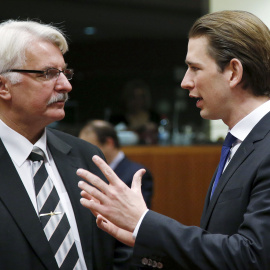 El ministro de Exteriores polaco, Waszczykowski, charla con el ministro austriaco Sebastian Kurz en Bruselas. REUTERS/Francois Lenoir