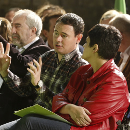 El presidente de Sortu y portavoz de la coalición abertzale, Hasier Arraiz, junto a la cabeza de la lista por Gipuzkoa, Marian Beitialarrangoitia, y al dirigente abertzale Rafa Larreina, durante el acto de cierre de campaña de EH Bildu en l