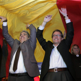 El presidente de la Generalitat en funciones, Artur Mas, junto al cabeza de lista de de Democràcia i Llibertat (DiL), Francesc Homs, durante el mitin final de campaña en Barcelona. EFE/Marta Pérez