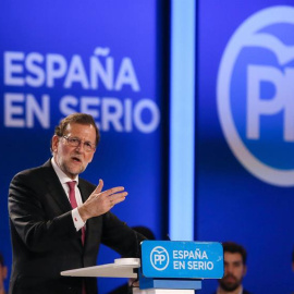 El presidente del Gobierno y candidato a la reelección por el Partido Popular, Mariano Rajoy, durante su intervención en el acto electoral de cierre de campaña que los populares celebran esta noche en Madrid. EFE/JuanJo Martín