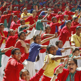 Estudiantes practican artes marciales durante un evento en Ahmedabad, India, para conmemorar el tercer aniversario de la violación en grupoy asesinato de una mujer en un autobús de Nueva Delhi en diciembre de 2012. REUTERS / Dave Amit
