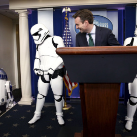 El secretario de prensa de la Casa Blanca, junto a dos stormtroopers y el robot R2-D2.- KEVIN LAMARQUE (REUTERS)