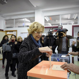 La alcaldesa de Madrid, Manuela Carmena, ha votado esta mañana en el instituto Conde de Orgaz de la capital. EFE