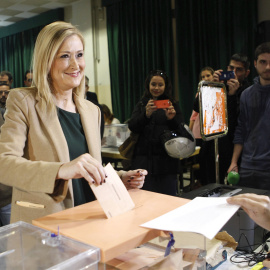 La presidenta de la Comunidad, Cristina Cifuentes, ejerce su derecho al voto en el Colegio Sagrado Corazón de Madrid, para las elecciones generales que se celebran hoy en toda España. EFE/Sandra Jabalera
