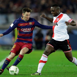 Lionel Messi en acción contra el defensor de River Plate Eder Balanta durante el partido final de la Copa Mundial de Clubes de la FIFA 2015 entre el FC Barcelona y Río de la Plata en Yokohama, al sur de Tokio. EFE