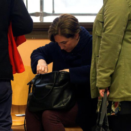 La alcaldesa de Barcelona, Ada Colau, no encuentra el D.N.I. entre sus pertenencias para poder votar, por lo que ha tenido que abandonar el colegio electoral y volver a casa para buscarlo. EFE/Quique García