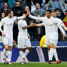 Bale y Cristiano Ronaldo se felicitan tras un gol de galés. EFE/Fernando Alvarado