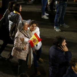 Algunos simpatizantes junto a la sede del Partido Popular, en la madrileña calle de Génova, al conocerse los primeros resultados electorales./REUTERS/Marcelo del Pozo