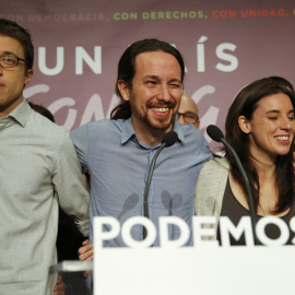 Pablo Iglesias, líder de Podemos, manda un guiño al público tras conocerse los resultados de las elecciones./ REUTERS/Andrea Comas