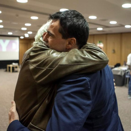 El líder y candidato de Unión Progreso y Democracia (UPYD), Andrés Herzog, se abraza a un simpatizante a su llegada al hotel donde esperará los resultados con su equipo. EFE/Santi Donaire