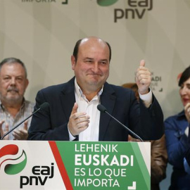 El presidente del PNV, Andoni Ortuzar, celebra los resultados obtenidos en presencia del Lehendakari Iñigo Urkullu y de la presidenta del partido en Bizkaia, Itxaso Atutxa, en su sede central, la Sabin Etxea de Bilbao. EFE/Luis Tejido