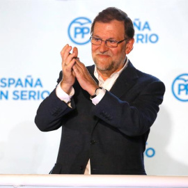 Mariano Rajoy, en el balcón de la sede del PP en la calle Génova de Madrid. EFE/Chema Moya