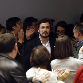 El líder Unidad Popular-Izquierda Unida, Alberto Garzón, junto a miembros de la dirección y de la candidatura por Madrid, después de su intervención para valorar los resultados electorales del 20-D en la sede de Izquierda Unida, en Madrid. 