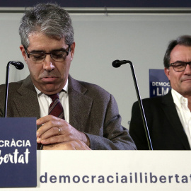 El presidente en funciones de la Generalitat, Artur Mas, y el candidato de Democràcia i Llibertat, Francesc Homs, durante su comparecencia tras conocer los resultados en las elecciones generales del 20-D en Barcelona. EFE/Alberto Estévez.