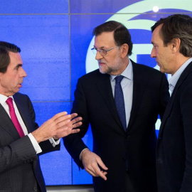 Fotografía facilitada por el PP de su presidente, Mariano Rajoy (c), junto al expresidente del Gobierno José María Aznar. /EFE