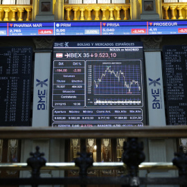 Panel informativo de la Bolsa de Madrid que muestra la evolución del principal indicador de la Bolsa española, el Ibex 35, tras las elecciones del 20-D. EFE/Zipi