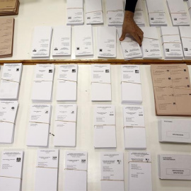 Montaje de una de las mesas electorales del 20-D. EFE/Jesús Diges