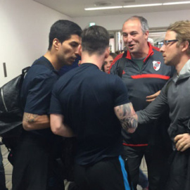 Momento en el que Leo Messi es increpado por un aficionado de River Plate. / @jvehils