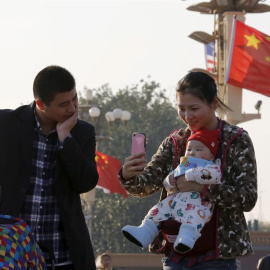 Una pareja china con su hijo. EUROPA PRESS