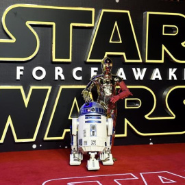 Los robots R2-D2 y C-3PO posando en la alfombra roja en el estreno de la película en el Reino Unido. EFE/FACUNDO ARRIZABALAGA