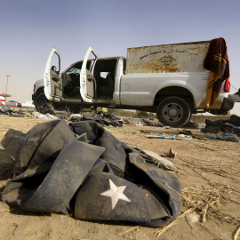 Un vehículo perteneciente a las fuerzas de seguridad iraquíes en una carretera en un puesto de control en Mosul. REUTERS