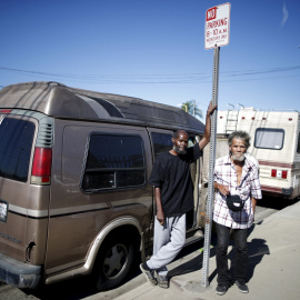 Bernard Leatherwood -izquierda- tiene 62 años y vive con su amigo Arthur Johnson, de 72 años, en una furgoneta. Leatherwood se quedó sin hogar hace siete años porque no podía pagar los 1.100 dólares de la renta. REUTERS/Lucy Nicholson