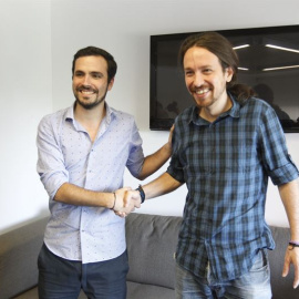 Alberto Garzón y Pablo Iglesias, en un encuentro en la sede de Podemos. E.P.