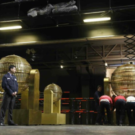 Los dos bombos que repartirán la suerte en el sorteo extraordinario de Lotería de Navidad en el Teatro Real de Madrid. /EFE
