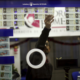 Un vendedor de lotería de la localidad malagueña de Ronda, con décimos para el sorteo de Navidad. REUTERS/Jon Nazca