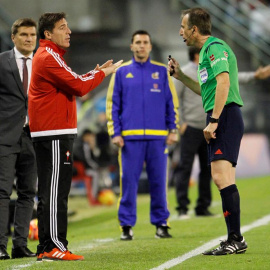 Fernández Borbalán conversa con Berizzo, entrenador del Celta, en un partido en Balaídos./EFE