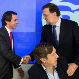 Mariano Rajoy, saludando al expresidente del Gobierno José María Aznar, a su llegada a la reunión del Comité Ejecutivo Nacional del partido para analizar los resultados de las elecciones generales del 20D. EFE/Tarek